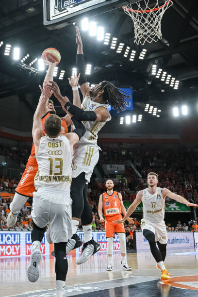 在健身房进 在健身房进